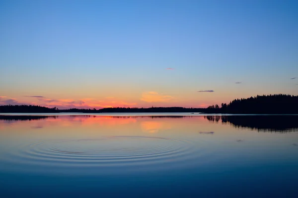 Calma nocturna. Lago Engozero, Carelia del Norte, Rusia — Foto de Stock