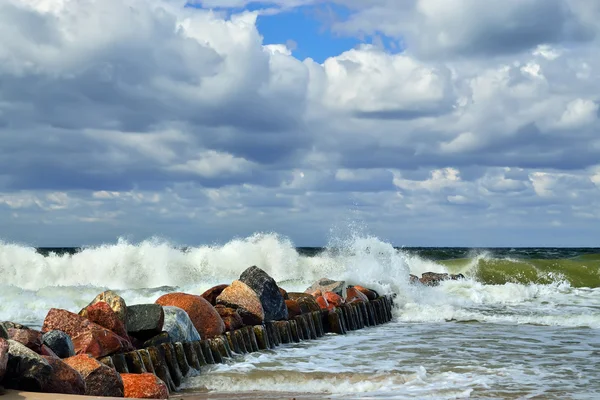 Mar Baltico e frangiflutti — Foto Stock