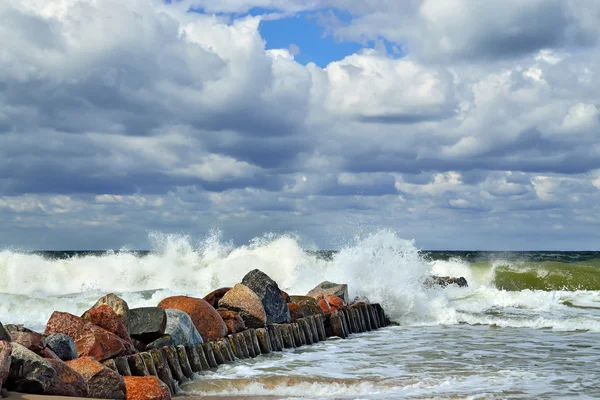嵐のバルト海と防波堤 — ストック写真