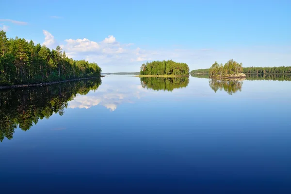 Sabah durgunluk. Lake Engozero, Kuzey Karelya, Rusya Federasyonu