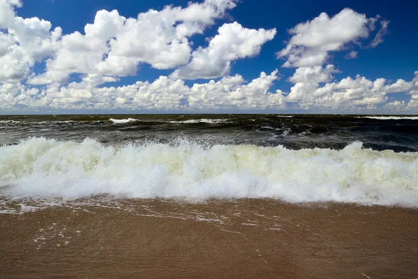 Baltic wave and cumulus clouds — Stock Photo, Image