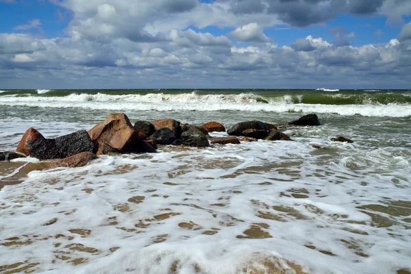 Schiuma di mare e frangiflutti — Foto Stock