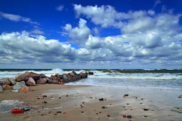 Baltské pobřeží a Cumulus mraky — Stock fotografie