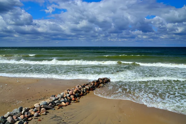 Seascape med vågbrytare — Stockfoto