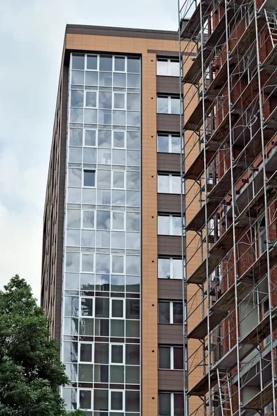 Nuevo edificio con andamios —  Fotos de Stock