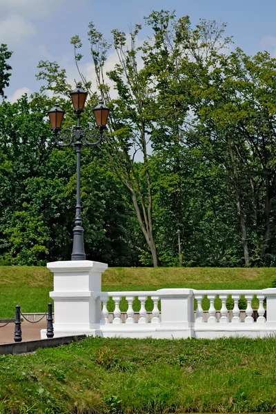 Balaustrada blanca en el viejo Parque — Foto de Stock