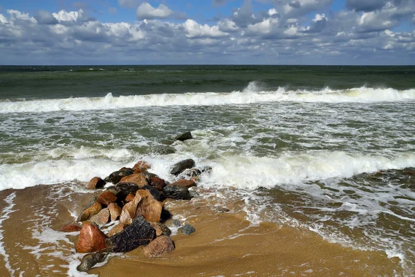 Балтийский пляж и волнорез — стоковое фото