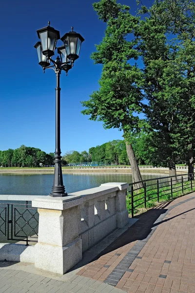 Dijk van lake Verhnee (vóór Oberteich). Kaliningrad, Rusland — Stockfoto