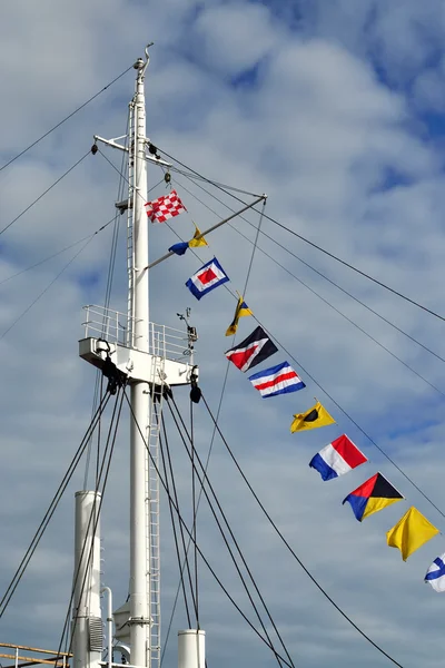 Mast en maritieme signaal vlaggen — Stockfoto