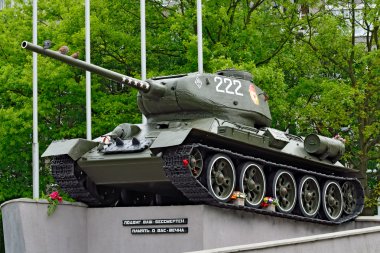 Anıt Tank T-34-85. (Önce Koenigsberg) Kaliningrad, Rusya Federasyonu