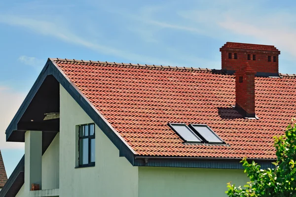 Dak van het huis met zolder — Stockfoto