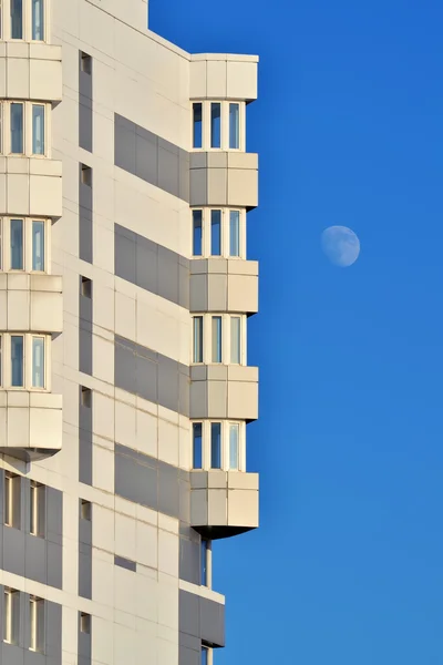 Nouveau bâtiment et la Lune — Photo