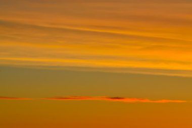 Turuncu tonlarında göksel manzara