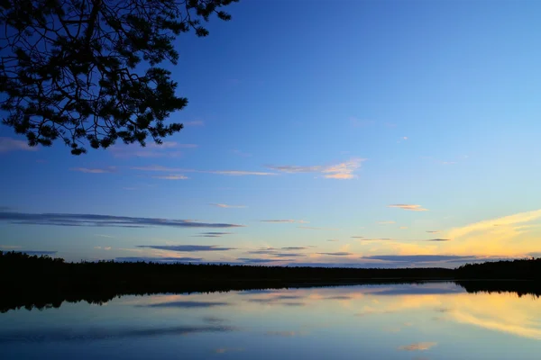 Romantické soumrak na jezeře Pongoma. Karelia, Rusko — Stock fotografie