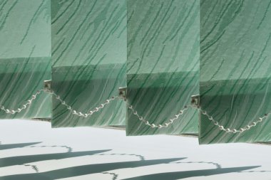 pencerede dikey perde