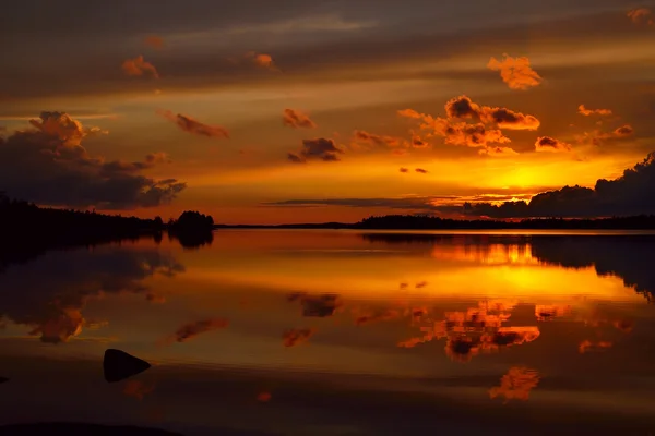 Ateşli günbatımı. Göl Pongola, Kuzey Karelya, Rusya Federasyonu — Stok fotoğraf