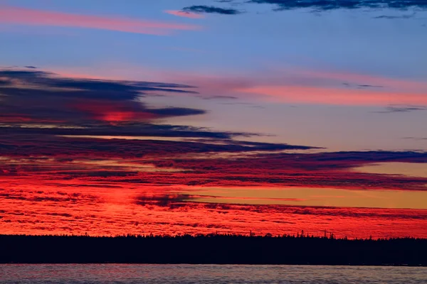 Crepúsculo en tonos carmesí. Mar Blanco, Rusia — Foto de Stock