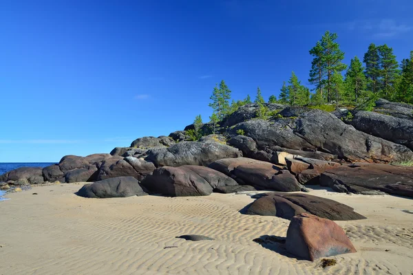 Steniga stranden vid vita havet. Karelen, Ryssland — Stockfoto
