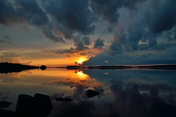 Vit nightst. Sjön Pongoma. Karelen, Ryssland Royaltyfria Stockbilder