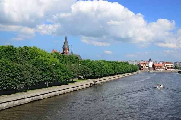 Kathedraal op het Kneiphof eiland en vissersdorp in de gemeente - bezienswaardigheden van Kaliningrad (tot 1946 Koenigsberg), Rusland — Stockfoto