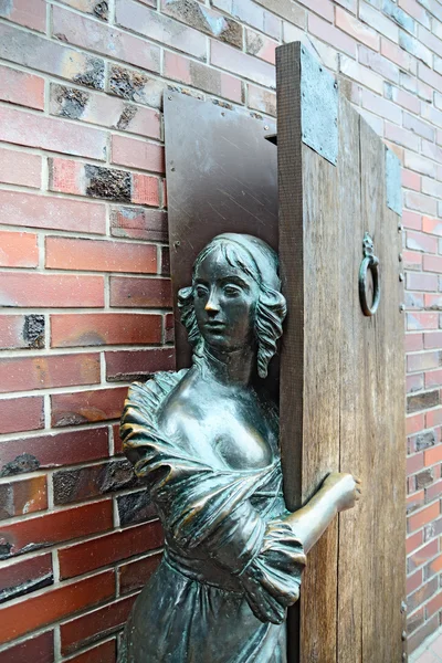 Monument voor Fisher vrouw te wachten voor haar man. Kaliningrad, — Stockfoto