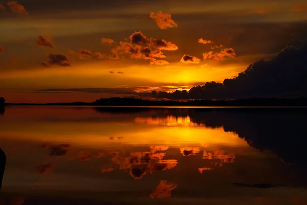 Eldig solnedgång. Sjön Pongoma, Norra Karelen, Ryssland — Stockfoto