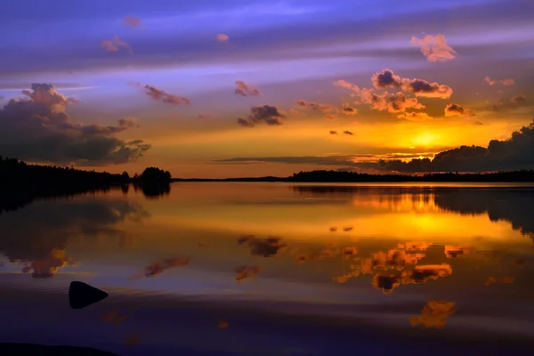 Coucher de soleil miroir pittoresque. Lac Pongoma, Carélie du Nord, Russie — Photo