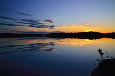 Beyaz gecelerde Gölü Pongoma. Karelya, Rusya Federasyonu