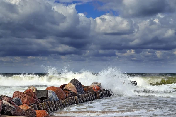 嵐のバルト海と防波堤 — ストック写真