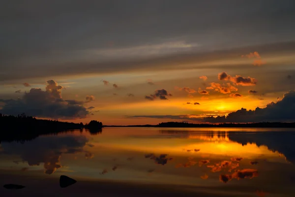 Favoloso tramonto specchiato. Lago di Pongoma, Carelia settentrionale, Russia — Foto Stock