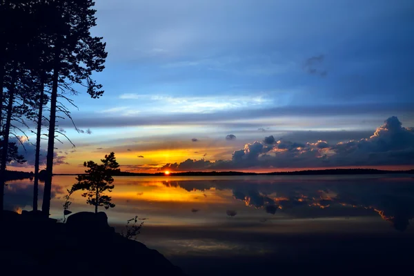 Fabuloso pôr-do-sol. Lago Pongoma, Carélia Setentrional, Rússia — Fotografia de Stock