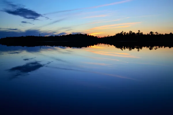 Paz à noite no lago Pongoma. Carélia, Rússia — Fotografia de Stock