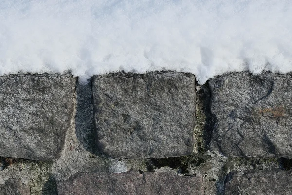 Parete di granito nella neve — Foto Stock