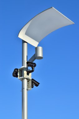 Güvenlik kamerası ve modern aydınlatma