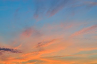 Pembe tonlarda göksel manzara