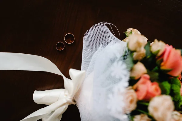 Hermosos Anillos Boda Dorados Con Flores Sobre Fondo Madera Anillo — Foto de Stock