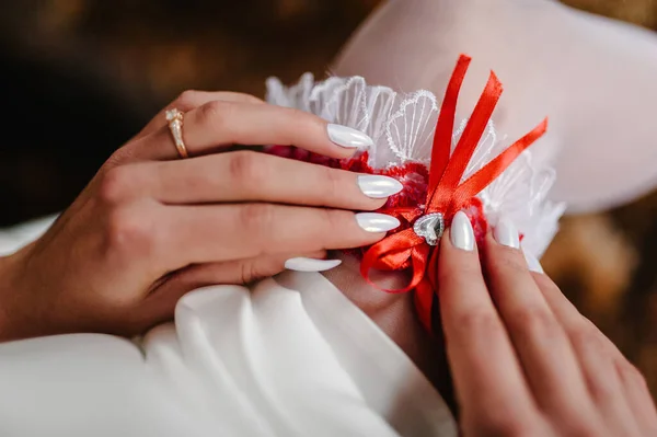 Nevěsta Dává Svatební Podvazky Nohu Podvazky Noze Nevěsty Ukazuje Podvazky — Stock fotografie