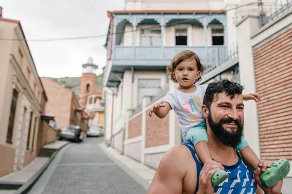 Jeune Père Marchant Avec Petite Fille Extérieur Dans Les Rues — Photo