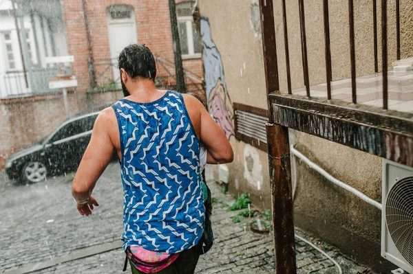 Jovem Pai Andando Com Filhinha Livre Nas Ruas Cidade Velha — Fotografia de Stock