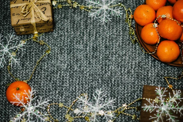 Frohe Weihnachten Feier Konzept Mandarinen Geschenkkarton Schneeflocken Rustikaler Stylischer Sack — Stockfoto