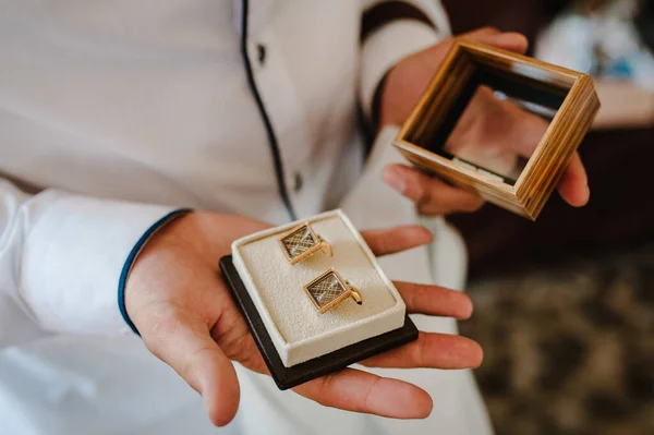 Gemelos Novio Una Caja Elegantes Gemelos Oro Masculino Preparación Boda — Foto de Stock