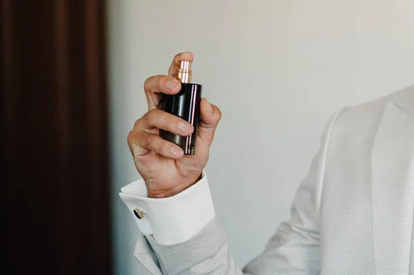 Hombre Guapo Traje Formal Hombre Negocios Aplicando Botella Perfume Sobre — Foto de Stock