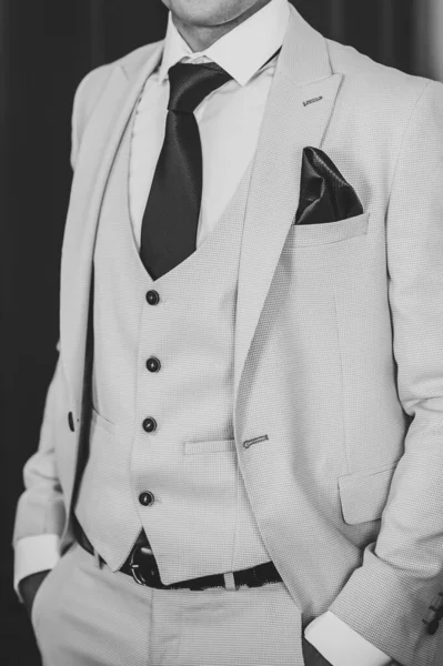 スーツの男ベストネクタイ 接近中だ 最後の詳細に最適です 現代の実業家 エレガントな古典的なスーツのハンサムな若い男のファッションショット 白黒写真 — ストック写真