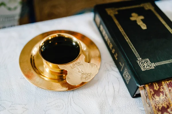 聖書とワイン 教会での結婚式の前にカップの中に神の血のトップビュー 神典礼 — ストック写真