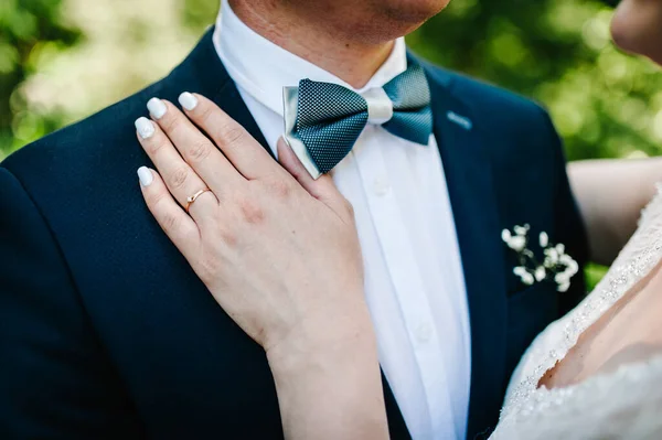 Vista Mãos Com Alianças Casamento Dia Casamento Retrato Noivo Atraente — Fotografia de Stock