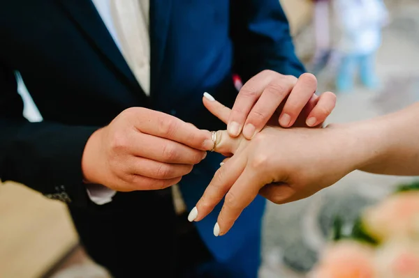 Menyasszony Keze Aranygyűrűt Visel Vőlegény Ujján Esküvő Napja Jegygyűrűs Kezek — Stock Fotó
