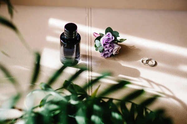 Design Zilver Twee Trouwringen Parfumflesje Bloemen Een Beige Ondergrond Met — Stockfoto