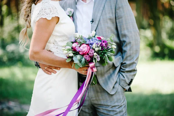 Noiva Vestido Noivo Jardim Verde Segurando Buquê Casamento Flores Vegetação — Fotografia de Stock