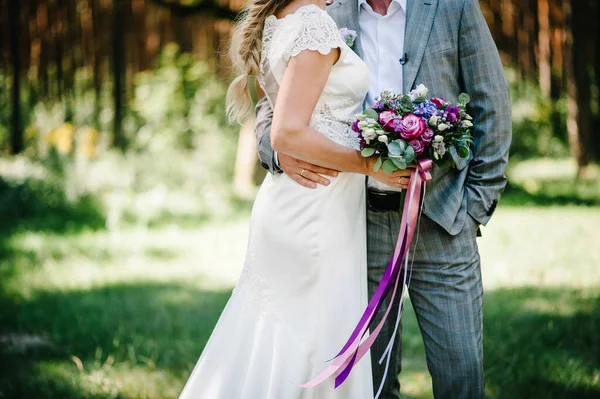 Noiva Vestido Noivo Jardim Verde Segurando Buquê Casamento Flores Vegetação — Fotografia de Stock