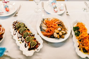 Balık. Kırmızı havyar ve balık. Ton balığı. Beyaz masada beyaz tabak. Yiyecekler. Balık yumurtası, zeytin. Tatil yemeği. Düğün günü..